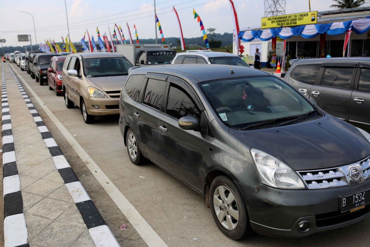 Kendaraan pemudik terpantau ramai keluar di Gerbang Tol Salatiga, Salatiga, Jawa Tengah, Rabu (21/6/2017). Pemudik berasal dari Jalan Tol Bawen-Salatiga yang sudah difungsionalkan pada H-7.