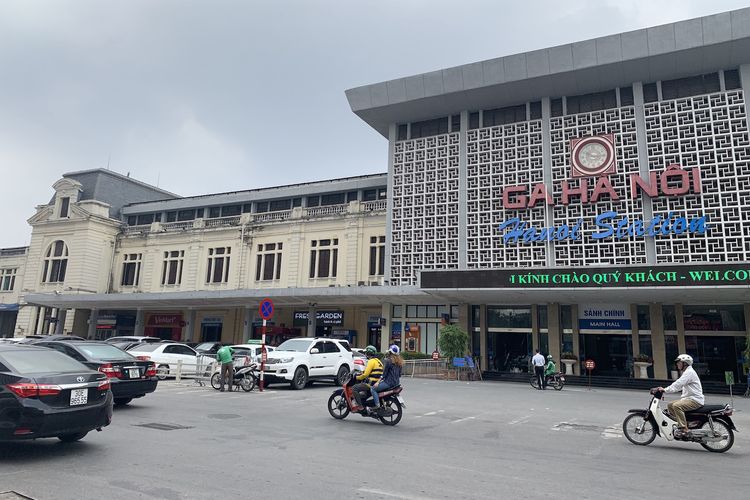 Tampak luar stasiun kereta api Hanoi yang memiliki arsitektur campuran kolonial Perancis dan modern, sama seperti bangunan lainnya di kota ini.