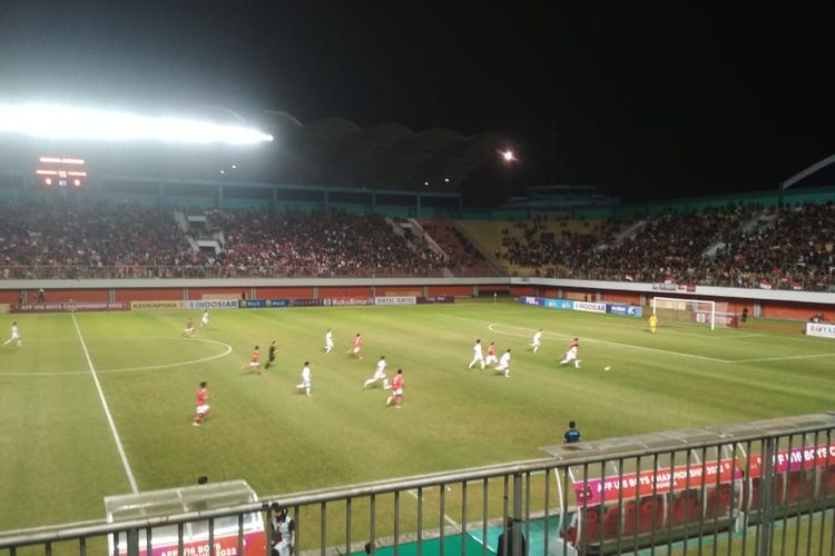 Suasana pada laga timnas U16 Indonesia vs Vietnam pada laga Piala AFF U16 2022 yang berlangsung di Stadion Maguwoharjo, Sleman, Yogyakarta, Sabtu (6/8/2022) pukul 20.00 WIB. 