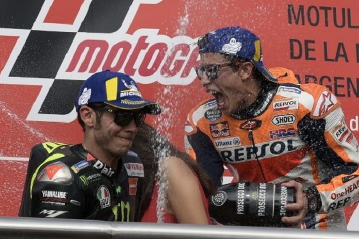 Marc Marquez dan Valentino Rossi finis di posisi dua teratas dalam MotoGP Argentina di Termas de Rio Hondo, 31 Maret 2019. 