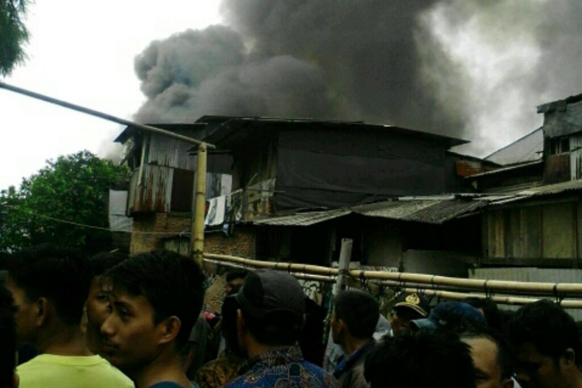 Kebakaran yang terjadi di area pemukiman di jalan Teratai, Kembangan, Jakarta Barat, Minggu (9/7/2017). (dok. Suku Dinas Penanggulangan Kebakaran dan Penyelamatan Jakarta Barat)   