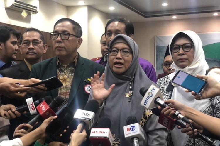 Waketum PB IDI Slamet Budiarto (kiri) bersama anggota Baleg DPR RI Ledia Hanifa ditemui di Kompleks Parlemen Senayan, Jakarta, Senin (16/1/2023). Berbagai organisasi profesi menyatakan sikapnya untuk menolak RUU Kesehatan. 