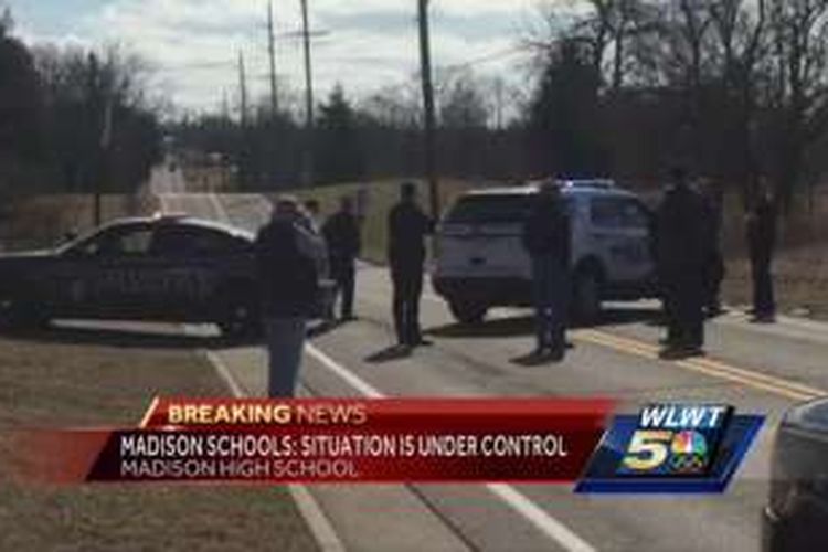 Aparat kepolisian berjaga di Sekolah Madison, Ohio, usai insiden penembakan. 