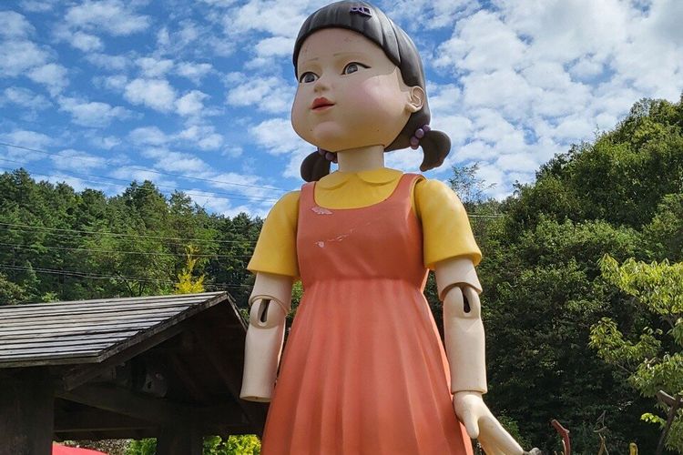 Boneka dalam serial Netflix berjudul Squid Game dapat dilihat di Macha Land, Jincheon, Korea Selatan.