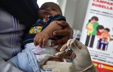 Seorang petugas medis memberikan vaksin measles-rubella (MR) pada bayi di sebuah pos kesehatan di Banda Aceh, Rabu (19/9/2018). Terkait polemik kehalalan imunisasi MR, Majelis Permusyawaratan Ulama Aceh merujuk pada fatwa MUI memutuskan penggunaan vaksin MR di Aceh diperbolehkan jika dalam kondisi darurat dan tidak memaksakan bagi masyarakat yang tidak setuju anaknya diimunisasi.