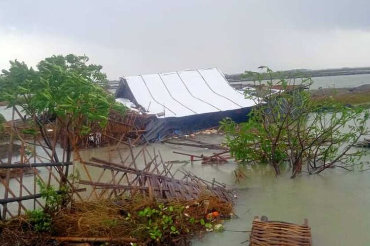 Rumah Warga di Karawang Roboh Diterjang Hujan Deras Disertai Angin Kencang