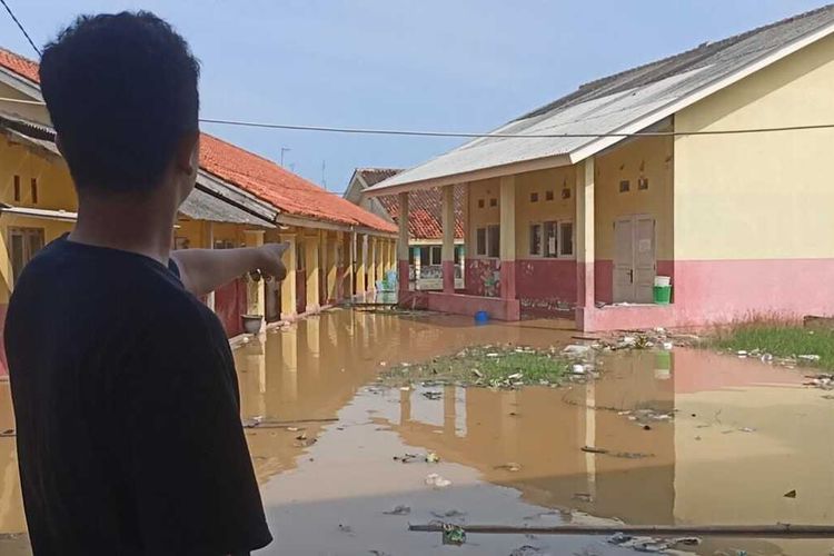 Banjir Rob merendam pemukiman warga dan juga areal sekolah di Desa Eretan Wetan, Kecamatan Kandanghaur, Kabupaten Indramayu, Jawa Barat, pada Selasa (20/12/2022) pagi. Warga memohon bantuan dan solusi nyata dari pemerintah.