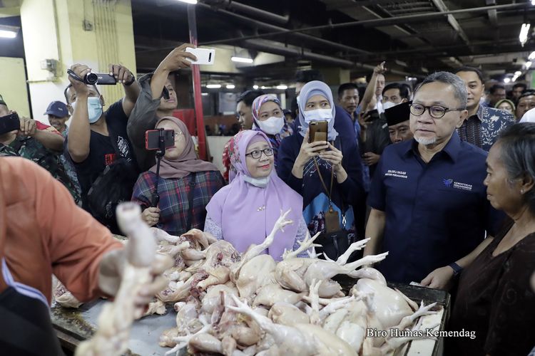 Menteri Perdagangan Zulkifli Hasan saat meninjau harga dan pasokan bahan pokok di Pasar Wonokromo, Surabaya, Jawa Timur (Jatim), Jumat (7/4/2023).