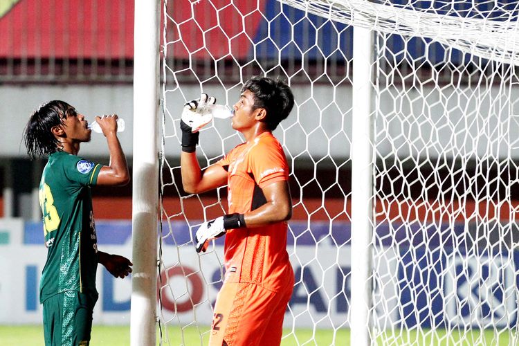 Pemain Persebaya Surabaya Ady Setiawan minum bersama penjaga gawang Andhika Ramadhani disela-sela pertandingan berhenti pekan 13 Liga 1 2021-2022 yang berakhir dengan skor 4-0 di Stadion Maguwoharjo, Sleman, Rabu (24/11/2021) malam.