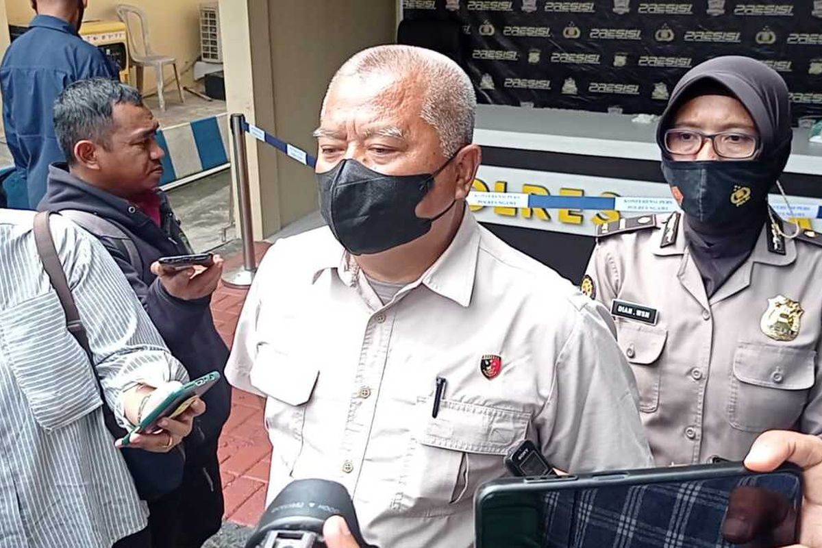 Bin Ops Satreskrim Polres Ngawi, Iptu Basuki Rakhmat. Polres Ngawi berhasil membongkar peredaran uang palsu yang dilakukan oleh Iswanto (32), warga Desa Gerih, Kecamatan Gerih. Pelaku diamankan setelah pelaku nekat membelanjakan uang palsu untuk memberli HP.