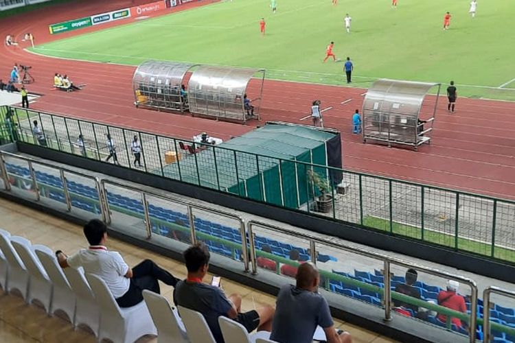 pelatih timnas U19 Indonesia, Shin Tae-yong, tampak mengamati laga Grup A Piala AFF U19 2022 antara Myanmar vs Thailand di Stadion Patriot Candrabhaga, Bekasi, Senin (4/7/2022).