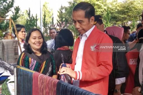 Tiba di Salib Kasih, Jokowi Beli Jaket Tenun Ulos Seharga Rp 2,5 Juta