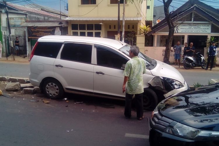 Mobil Proton Exora B 1183 TRJ menabrak pohoj di tengah Jalan Jatinegara Kaum Raya, Pulogadung, Jakarta Timur, Kamis (21/11/2019).