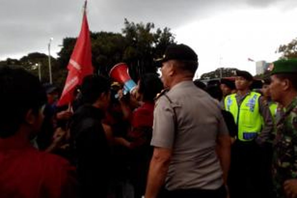 Wakapolsek Menteng Kompol Nababan marah dengan mahasiswa yang ngotot demo di tengah jalan saat Hari Buruh, Jumat (1/5/2015). 