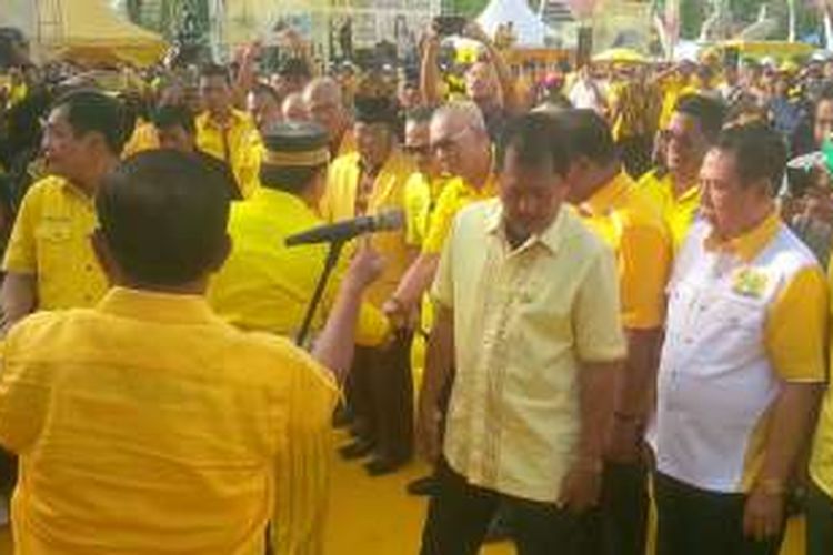 Sejumlah petinggi parta Golkar tengah menghadiri penyambutan ketua umum DPP Golkar, Setya Novanto do Kabupaten Bone, Sulawesi Selatan. Jumat, (21/10/2016).