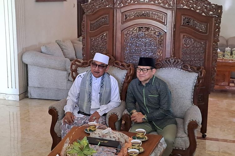 Ketua Umum PKB Muhaimin Iskandar (Cak Imin) sowan ke kediaman Ketua Pengurus Besar Nahdlatul Ulama (PBNU) KH Hasib Wahab Hasbullah di Tambakberas, Jombang, Jawa Timur, Minggu (10/9/2023). 