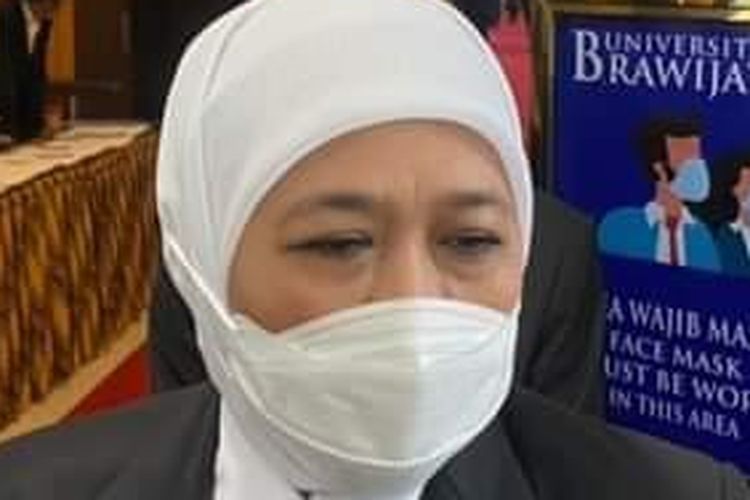 Gubernur Jawa Timur Khofifah Indar Parawansa saat diwawancarai pada Senin (27/6/2022) di Gedung Samantha Krida, UB. 