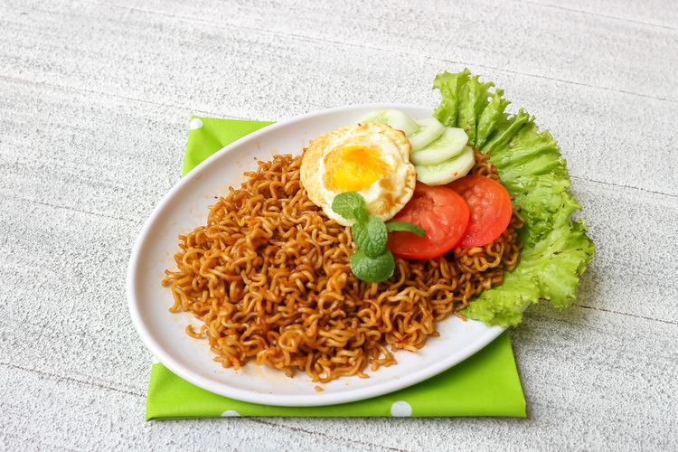 Ilustrasi Indomie Mi Goreng dengan telur mata sapi. Indomie Mi Goreng Original dan BBQ Chicken masuk dalam jajaran mi instan terbaik dunia 2021 menurut NY Magazine. 