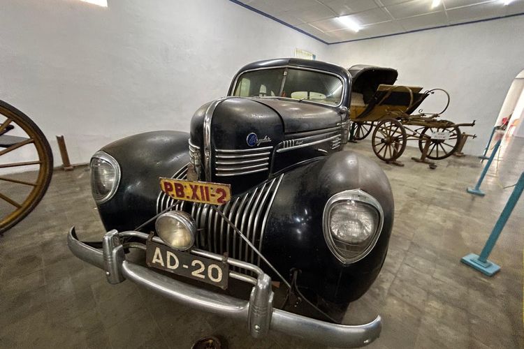 Penampakan Mobil Chrysler Milik Mendiang PB XII yang Dipamerkan di Museum Keraton Solo