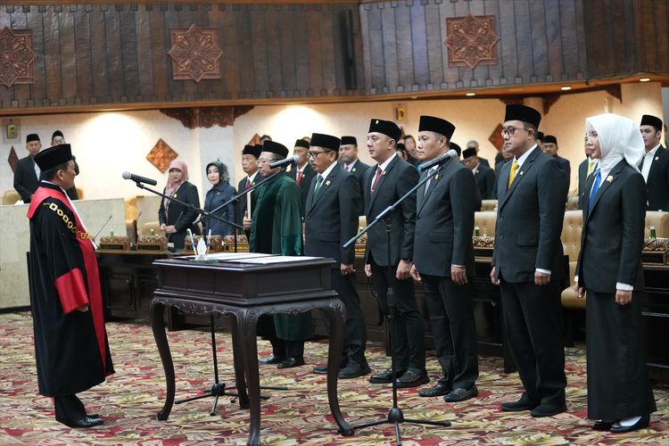 Pengucapan sumpah yang dilakukan oleh para pimpinan DPRD Jatim periode 2024-2029 di antaranya Ketua DPRD Jatim Musyafak Rouf dan empat wakil ketua, yaitu Deni Wicaksono, Hidayat, Blegur Prijanggono, dan Sri Wahyuni. 