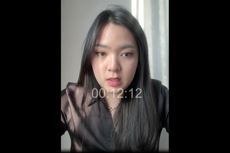 Nadhea Devi Tegaskan Bukan Cewek Baju Putih di Booth Newport