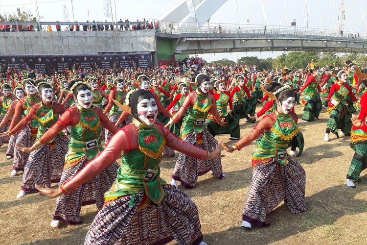 Pertunjukan Tari Thengul masal di Bojonegoro, Minggu (14/7/2019)