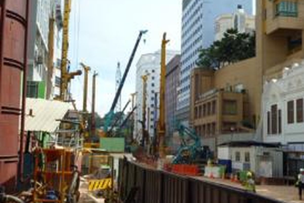 Ruas Jalan Bencoolen di Singapura yang harus ditutup selama sekitar 5 tahun karena adanya pembangunan jalur MRT bawah tanah untuk rute Downtown Line. Jalan ini telah ditutup sejak 2011, dan baru akan dibuka kembali pada 2016