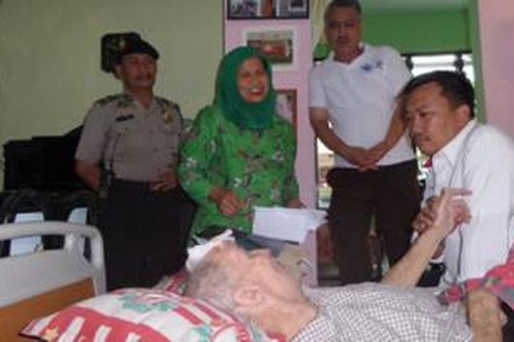 Menpora Imam Nahrawi saat mengunjungi mantan pelatih sepakbola asal Inggris, Paul Cumming di rumahnya di Malang, Kamis (08/10/2015)