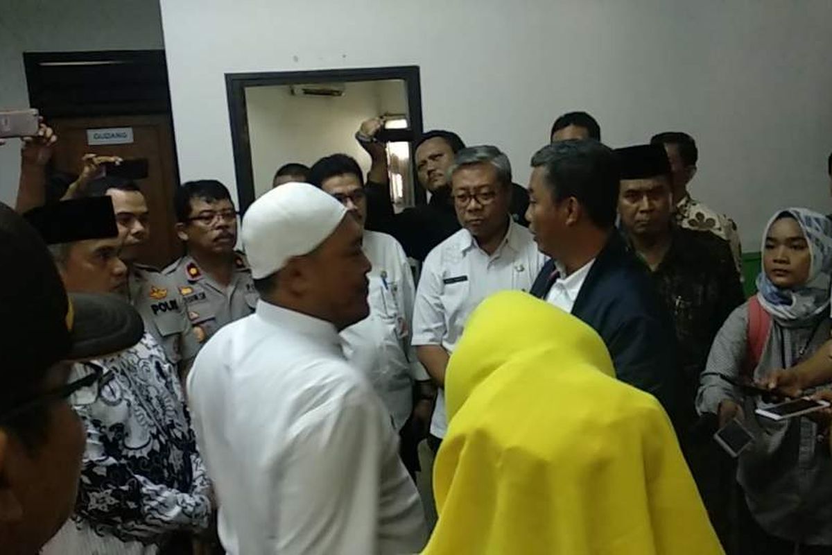 Ketua DPRD DKI Jakarta Prasetio Edi Marsudi meninjau kompleks pendidikan Al Kamal di Jakarta Barat pada Jumat (25/1/2019). 