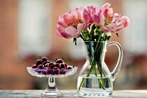 Cara Mudah Membersihkan Vas Bunga Berleher Kecil