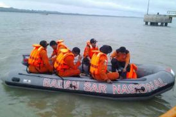 Tim Basarnas Nunukan melakukan upaya pencarian korban tenggelamnya kapal jungkung  yang menabrak kapal  barang di perairan Kalabakan Malaysia.