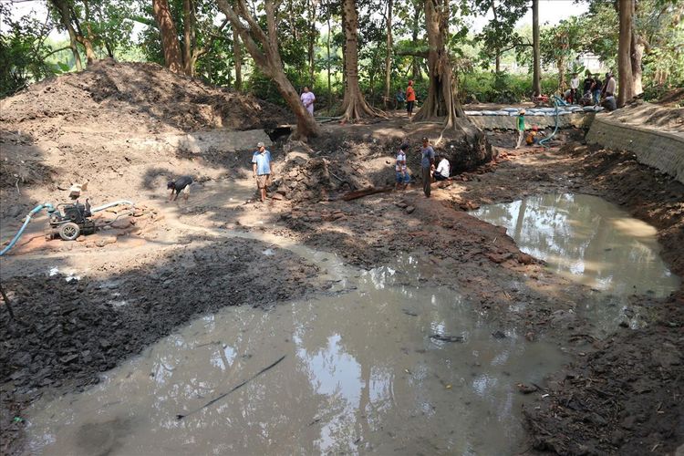 Struktur bangunan dari bata kuno kembali ditemukan saat penggalian di dasar sendang Sumberbeji, Selasa (16/7/2019). Di lokasi penemuan situs purbakala di Dusun Sumberbeji, Desa Kesamben, Kecamatan Ngoro, Kabupaten Jombang, Jawa Timur, ditemukan tiga struktur bangunan berbeda dengan jarak yang saling berdekatan.  