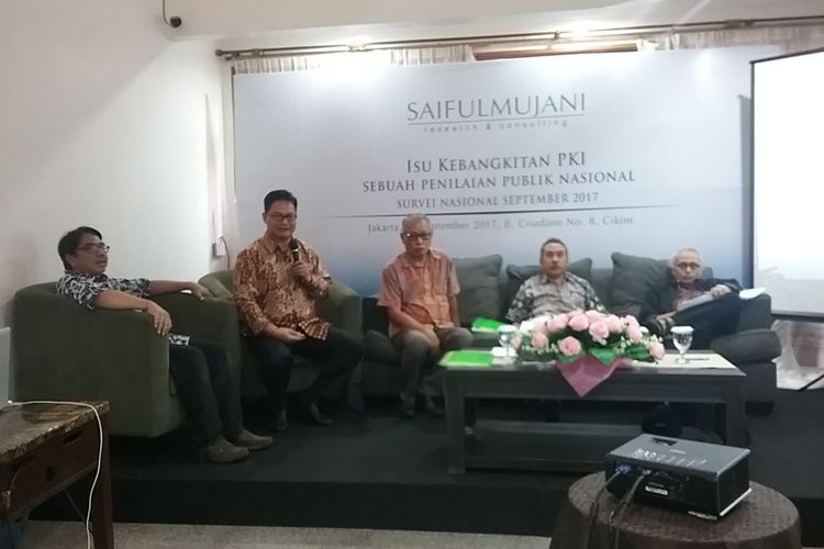 Saiful Mujani Research & Consulting (SMRC) merilis survei nasional yang menunjukkan opini masyarakat terhadap isu kebangkitan Partai Komunis Indonesia (PKI), Jakarta, Jumat (29/9/2017). Hasilnya, mayoritas penduduk (86,8 persen) tidak setuju dengan pendapat yang mengatakan bahwa saat ini sedang terjadi kebangkitan PKI.