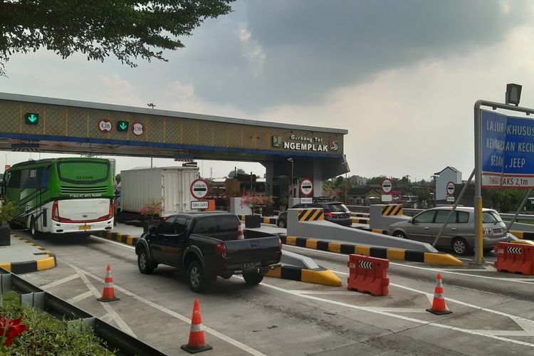 Kendaraan melintas di gerbang tol Ngemplak ruas Solo-Ngawi, Senin (17/4/2023).