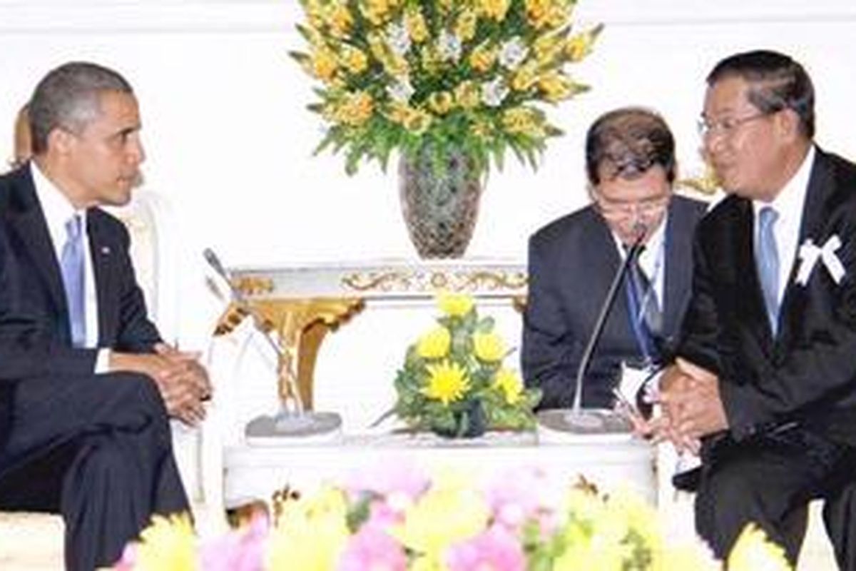 Perdana Menteri Kamboja Hun Sen (kanan) menerima Presiden Amerika Serikat Barack Obama (kiri) di Gedung Peace Palace, Senin (19/11/2012). Dalam pertemuan itu, Obama mendesak Hun Sen untuk memperbaiki kondisi hak asasi manusia di negara itu. Menurut Obama, catatan hak asasi manusia yang buruk di Kamboja adalah ganjalan dalam relasi kedua negara.