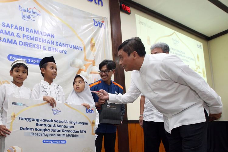 Direktur Utama PT Bank Tabungan Negara (Persero) Tbk Nixon LP Napitupulu memberikan santunan kepada anak-anak yatim piatu di Bandung, Rabu (3/5/2024).