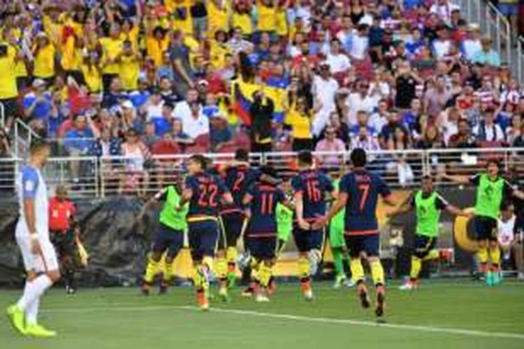 Para pemain Kolombia merayakan gol Cristian Zapata ke gawang Amerika Serikat pada partai pembuka Copa America Centenario di Levi's Stadium, Jumat (3/5/2016).