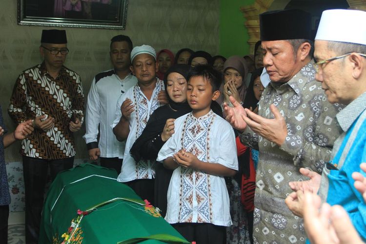 Gubernur Sumatera Selatan Herman Deru saat mengunjungi kediaman WJ (14) siswa yang tewas usai mengikuti kegiatan orientasi di SMA Semi Militer Plus Taruna Indonesia,Sabtu (20/7/2019).