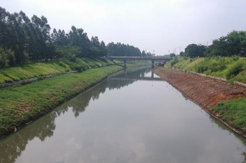 Minibus Berpenumpang 2 Orang Jatuh ke Kanal Banjir Timur