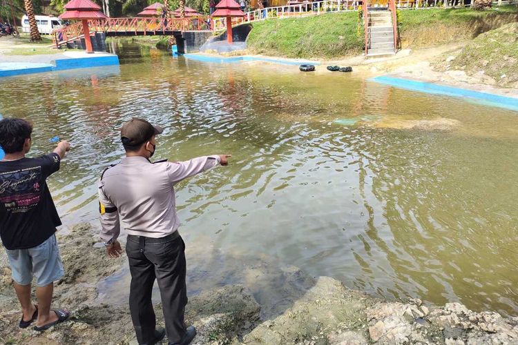 Petugas kepolisian saat mendatangi lokasi kejadian dua anak tenggelam di objek wisata Air Terjun Selanca, Desa Lubuk Bendahara, Kecamatan Rokan IV Koto, Kabupaten Rokan Hulu, Riau, Rabu (4/5/2022).