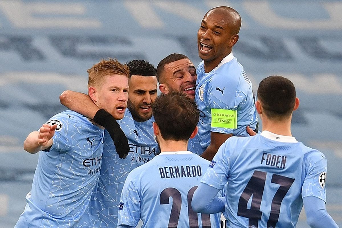 Gelandang Manchester City Riyad Mahrez (kedua dari kiri) dikerumuni rekan-rekan setimnya setelah mencetak gol pada leg kedua semifinal Liga Champions antara Man City vs PSG di Etihad Stadium di Manchester pada 4 Mei 2021.