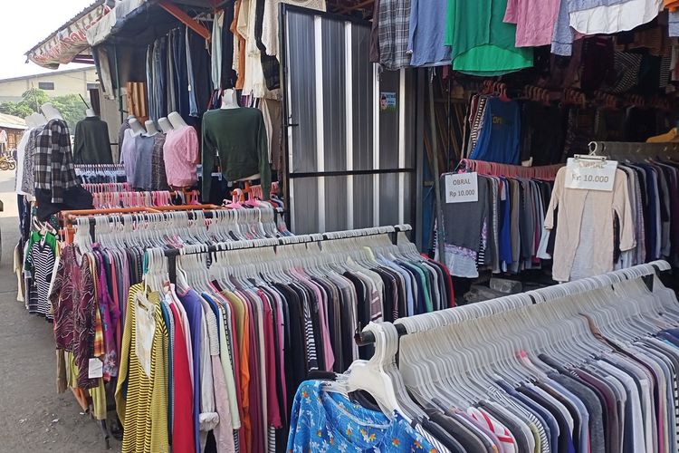 Pasar Cimol Gede Bage, Kota Bandung, Jawa Barat menjadi salah satu pusat penjualan barang bekas impor. Saat ini pemerintah pusat tengah memberlakukan larang untuk menjual pakaian bekas impor.