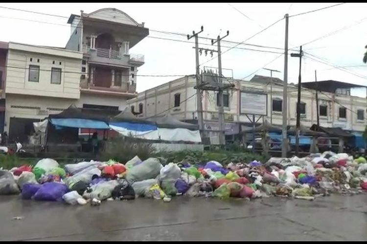 Sampah yang menumpuk jalanan di Kabupaten Polewali Mandar, Sulawesi Barat.