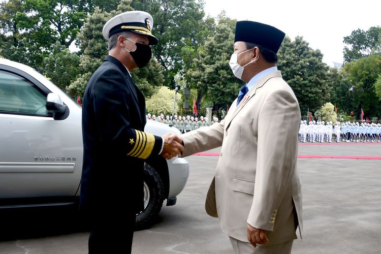 Indonesia's Defense Minister Prabowo Subianto (right) receives a visit from US Indo-Pacific Commander Admiral John Aquilino at the Defense Ministry building in Jakarta on Monday, March 21, 2022. 