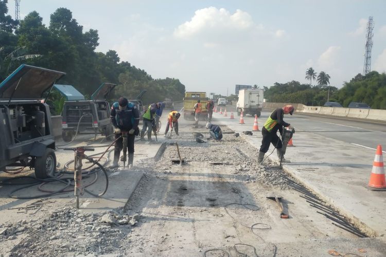 Pekerjaan rekonstruksi jalan di Tol Jagorawi