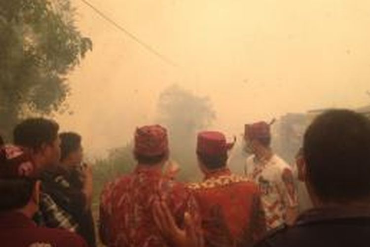 Rombongan Gubernur Kalteng Agustin Teras Narang turun dari mobil karena perjalanan terganggu asap kebakaran lahan di tepi Jalan Trans Kalimantan, di Kabupaten Pulang Pisau, Kamis (9/10).