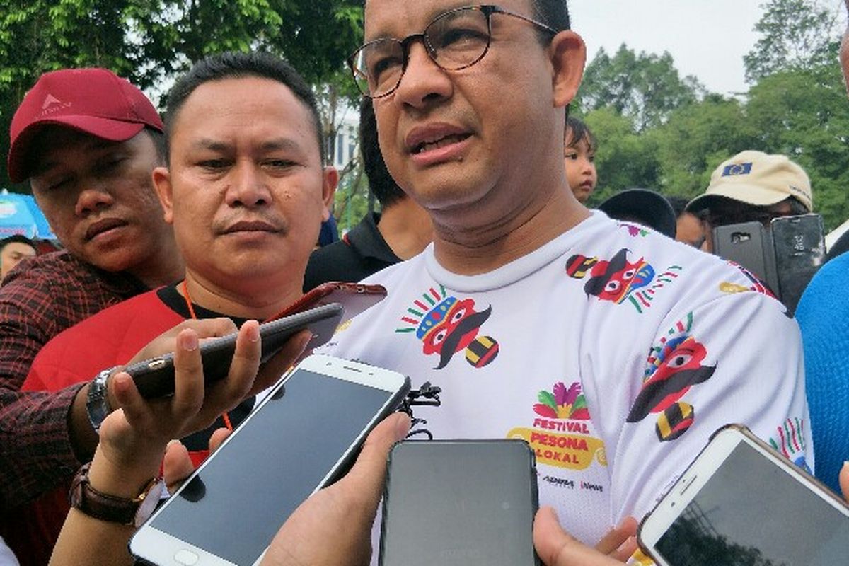 Gubernur DKI Jakarta Anies Baswedan dalam acara seni budaya di kawasan Gelora Bung Karno, Jakarta Pusat pada Minggu (11/11/2018). 