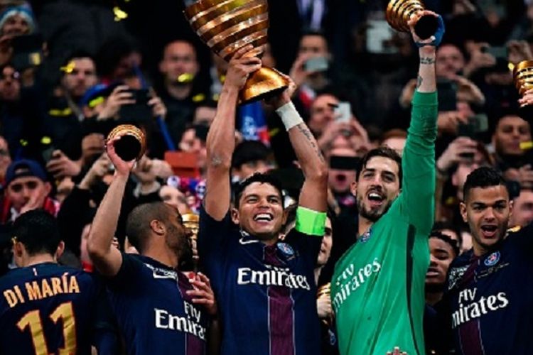 Kapten PSG, Thiago Silva, mengangkat trofi Piala Liga Perancis seusai timnya menang 4-1 atas AS Monaco pada laga final di Lyon, Sabtu (1/4/2017). 