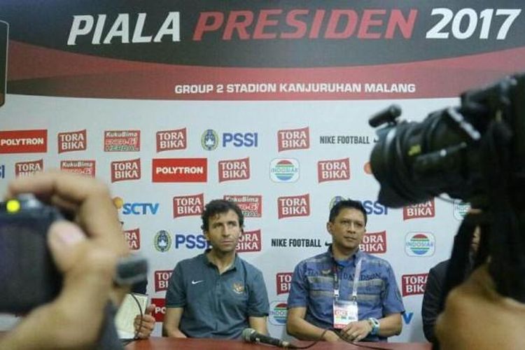 Pelatih timnas Indonesia, Luis Milla, didampingi Kepala Staf Ketua Umum PSSI, Iwan Budianto (kanan) di Stadion Kanjuruhan, Kabupaten Malang, Sabtu (11/2/2017).