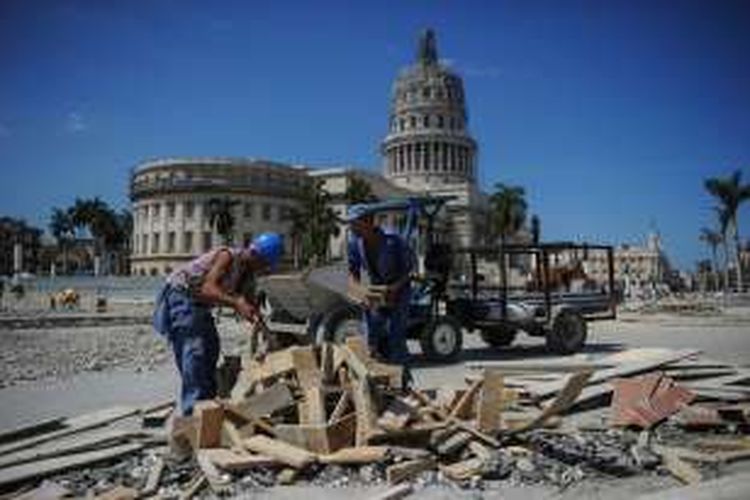 Sejumlah pekerja sibuk melakukan perbaikan di salah satu sudut ibu kota Kuba, Havana menjelang kunjungan bersejarah Presiden AS Barack Obama pada Selasa (22/3/2016).